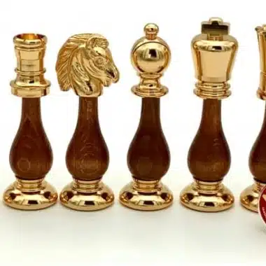 Detailansicht der goldenen Holz- und Messingfiguren mit Turm, Springer, Läufer und König