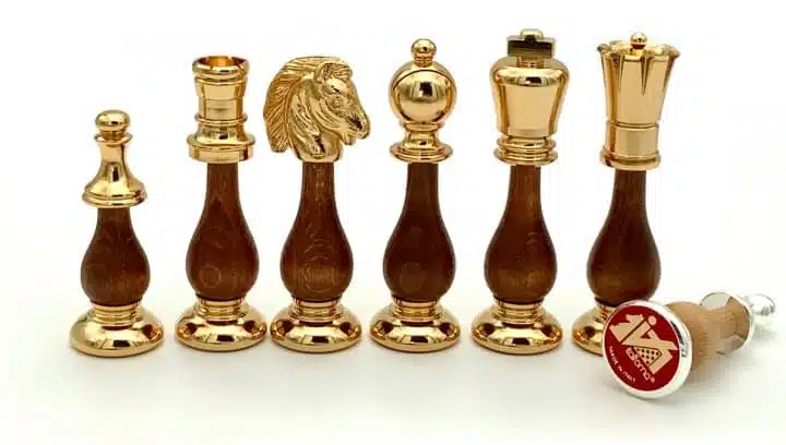Detailansicht der goldenen Holz- und Messingfiguren mit Turm, Springer, Läufer und König