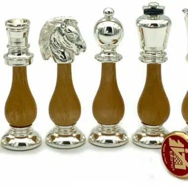 Detailansicht der silbernen Holz- und Messingfiguren mit Turm, Springer, Läufer und König