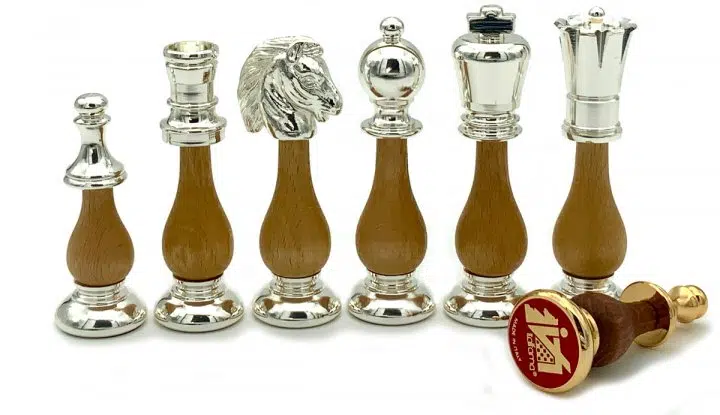 Detailansicht der silbernen Holz- und Messingfiguren mit Turm, Springer, Läufer und König