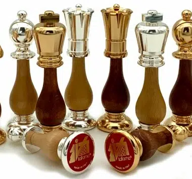 Schachfiguren aus Holz und goldenem sowie silbernem Messing, Detail von Königen und Damen