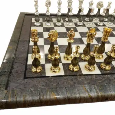 Fantasieschachspiel - Schachbrett aus grauem Heidekrautholz & Figuren aus Holz und massivem Messing – Bild 2