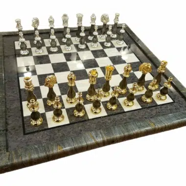 Fantasieschachspiel - Schachbrett aus grauem Heidekrautholz & Figuren aus Holz und massivem Messing