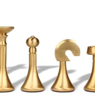 Zeitgenössisches Schachspiel - Schachbrett und Backgammon mit Kunstlederaufbewahrung und Messingfiguren – Bild 9