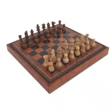 Kleines Schachspiel aus Holz und Schachbrett aus Kunstleder