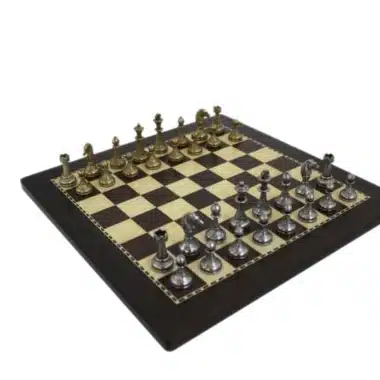 Kleines Schachspiel aus Metall und Schachbrett aus dunklem Holz