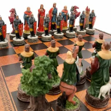 Detaillierte Schachfiguren Robin Hood gegenüberstehend auf dem Kunstleder-Schachbrett
