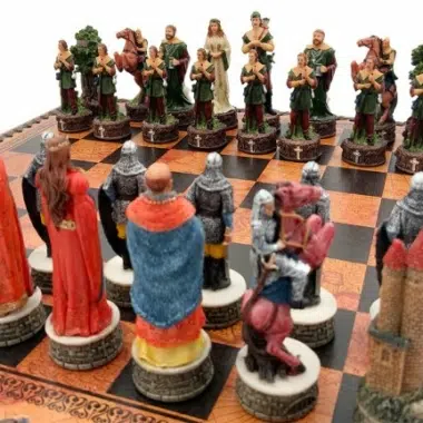 Rote und blaue Schachfiguren Robin Hood aus der Nähe auf dem Schachbrett