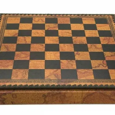 Schachbrett aus Kunstleder von oben mit Landkartenmuster auf der Box