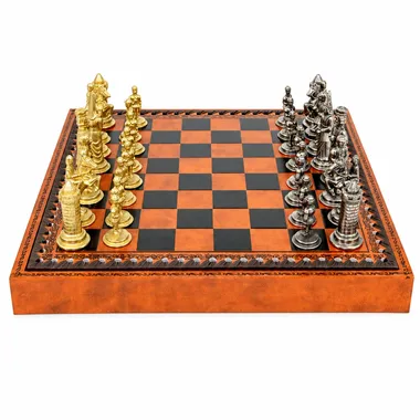 Komplettes Schachspiel Camelot, goldene und silberne Figuren auf Kunstleder-Schachbrett