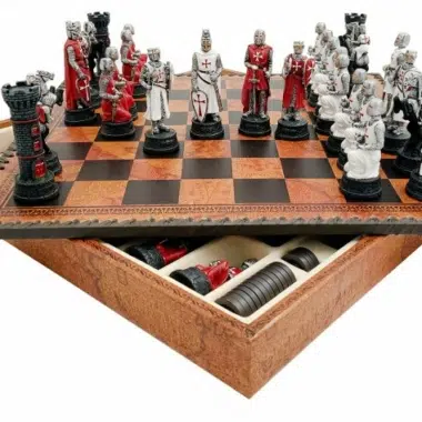 Geöffnete Aufbewahrungsbox mit Figuren und Fächern unter dem Schachbrett Kreuzzüge