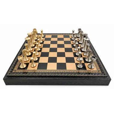 Zeitgenössisches Schachspiel mit Messingfiguren auf dem zweifarbigen Schachbrett