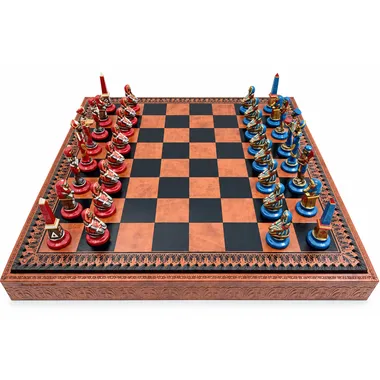 Ägyptisches Schachspiel mit roten und blauen Metallfiguren auf Kunstleder-Schachbrett