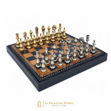 Komplettes Schachspiel Arabesque mit goldenen und silbernen Metallfiguren