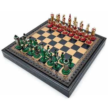 Rote und grüne Camelot-Schachfiguren aufgereiht auf dem geöffneten Schachbrett