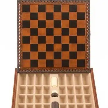Kleines Schachspiel aus Holz und Schachbrett aus Kunstleder – Bild 8