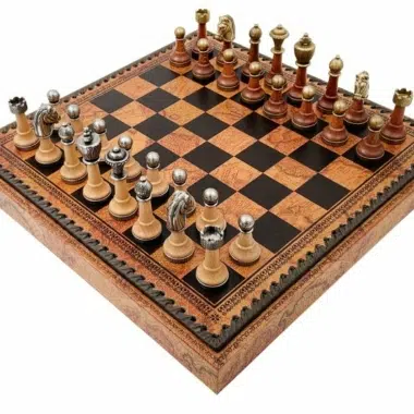 Klassisches Schachspiel mit Kunstleder-Schachbrett und Figuren aus Metall und Holz