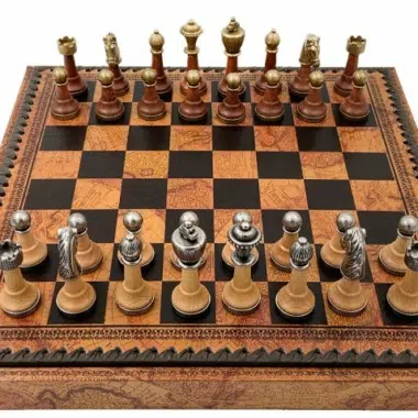 Nahaufnahme der aufgereihten Schachfiguren auf dem Kartenmuster-Schachbrett
