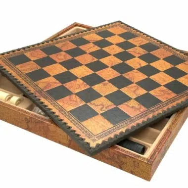 Geöffnete Box mit zusammengeklapptem Schachbrett über dem Innenfach