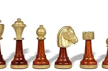 Detailansicht der Figuren aus Holz und goldenem Messing, König, Dame, Springer und Bauer