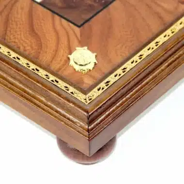 Schachbrett Grand Oriental, Detail der Ecke aus Ulmenholz mit goldenem Zierband