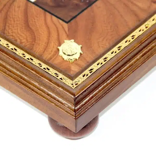Schachbrett Grand Oriental, Detail der Ecke aus Ulmenholz mit goldenem Zierband