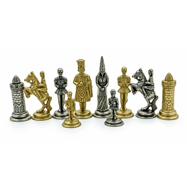 Goldene und silberne Figuren des Camelot-Schachspiels, detaillierte mittelalterliche Gestalten