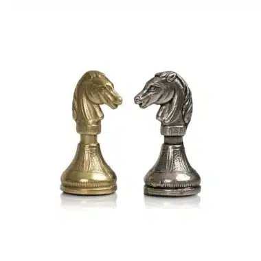 Kleines Schachspiel aus Metall und Schachbrett aus dunklem Holz – Bild 6