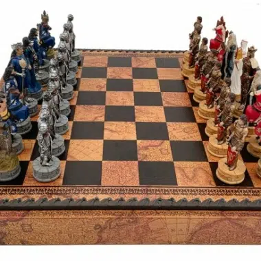 Komplettes König-Artus-Schachspiel, Kunstlederbox mit Figuren aus Harz