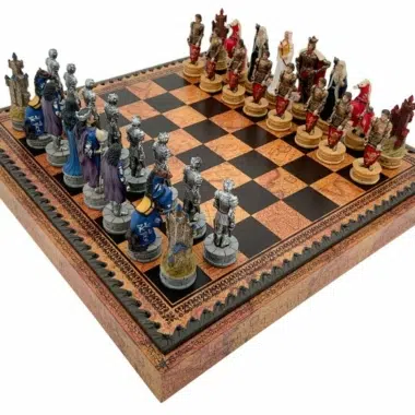 König-Artus-Schachbrett in der Gesamtansicht, Figuren auf der Kunstlederbox aufgestellt