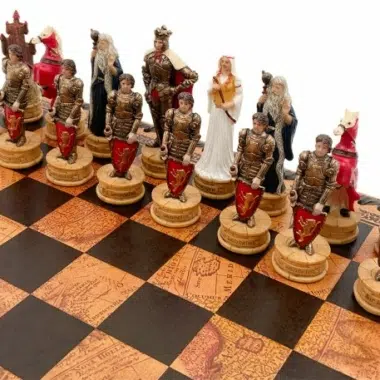 König-Artus-Schachfiguren, Nahaufnahme bemalter Ritter und Figuren