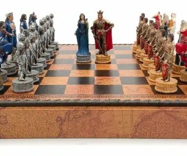 König-Artus-Schachfiguren, König und Dame gegenüberstehend in der Brettmitte