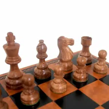 Schachfiguren aus Akazienholz von vorne auf dem Kunstleder-Schachbrett