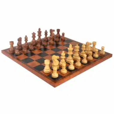 Komplettes Schachspiel mit Figuren aus Akazienholz und Kunstleder-Schachbrett