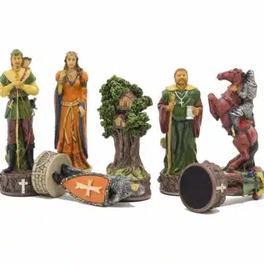 Robin Hood Schachfiguren aus Harz, Detail von Baum, Trommel und rotem Springer