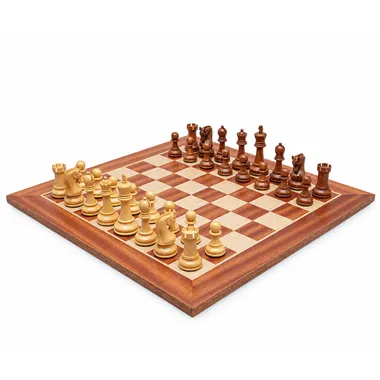 Schachspiel aus Akazienholz auf dem Mahagoni-Schachbrett, Gesamtansicht