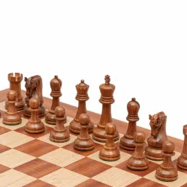 Geschnitztes Schachspiel aus Akazienholz und Schachbrett aus Mahagoniholz – Bild 3