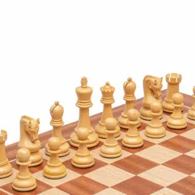 Geschnitztes Schachspiel aus Akazienholz und Schachbrett aus Mahagoniholz – Bild 4