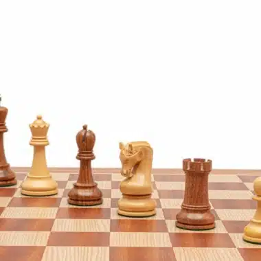 Geschnitztes Schachspiel aus Akazienholz und Schachbrett aus Mahagoniholz – Bild 7