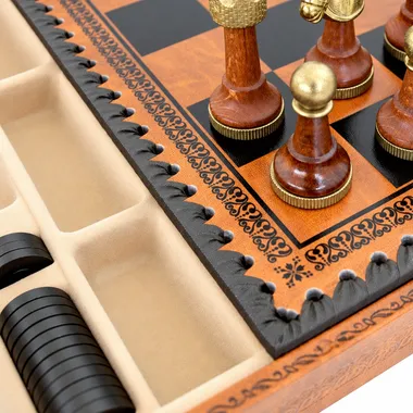 Detailansicht der Brettecke mit Holzfiguren und Stauraum aus Kunstleder