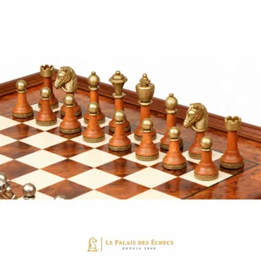 Figuren aus hellem und dunklem Holz mit goldenen Details, Nahaufnahme