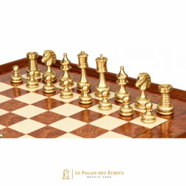 Goldene Figuren aus massivem Messing in Nahaufnahme auf dem Wurzelholzbrett
