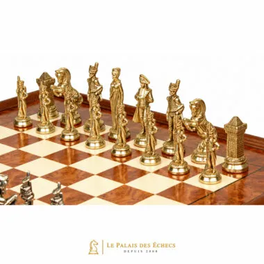 Goldene Figuren des Napoleon-Schachspiels aufgereiht auf dem Ulmenholz-Schachbrett