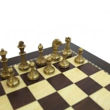 Alternative view of Kleines Schachspiel aus Metall und Schachbrett aus dunklem Holz