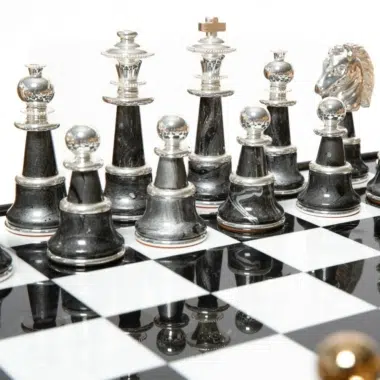 Jeu d'Échecs Fantaisie Staunton XL - Table Échiquier en bois et Albâtre & Pièces en bois et laiton massif