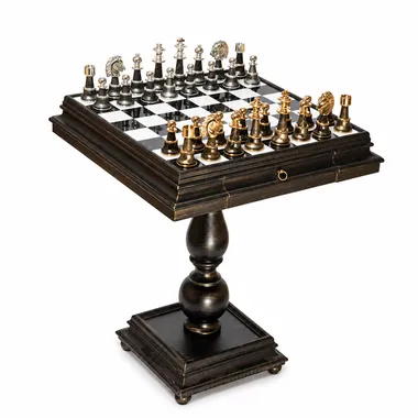 Schachtisch Staunton XL komplett, goldene und silberne Figuren auf gedrechsteltem Fuß