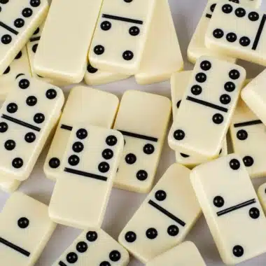 Domino-Set mit Holzkasten aus Walnussholz – Bild 4