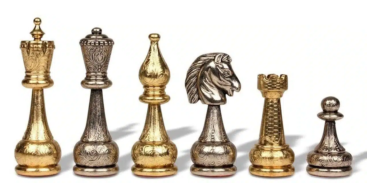 Detail der goldenen Staunton-Figuren: Dame, Läufer, Springer und Turm