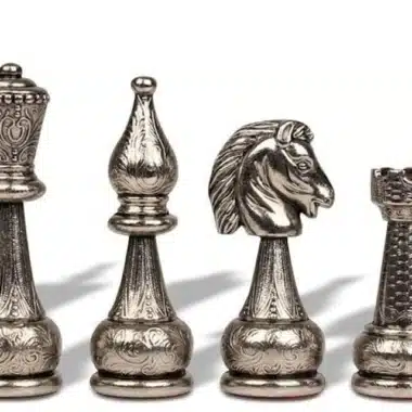 Detail der silbernen Staunton-Figuren: Dame, Läufer, Springer und Turm
