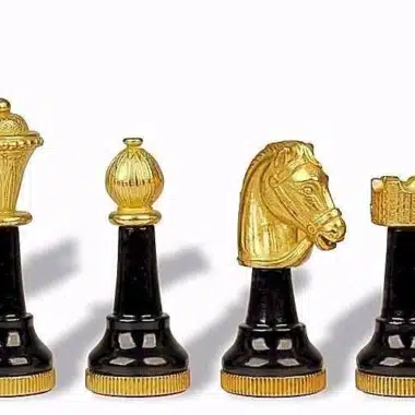 Schachspiel Staunton aus lackiertem Schwarz und Weiß Holz und Schachbrett aus Kunstleder in Gold und Schwarz – Bild 5